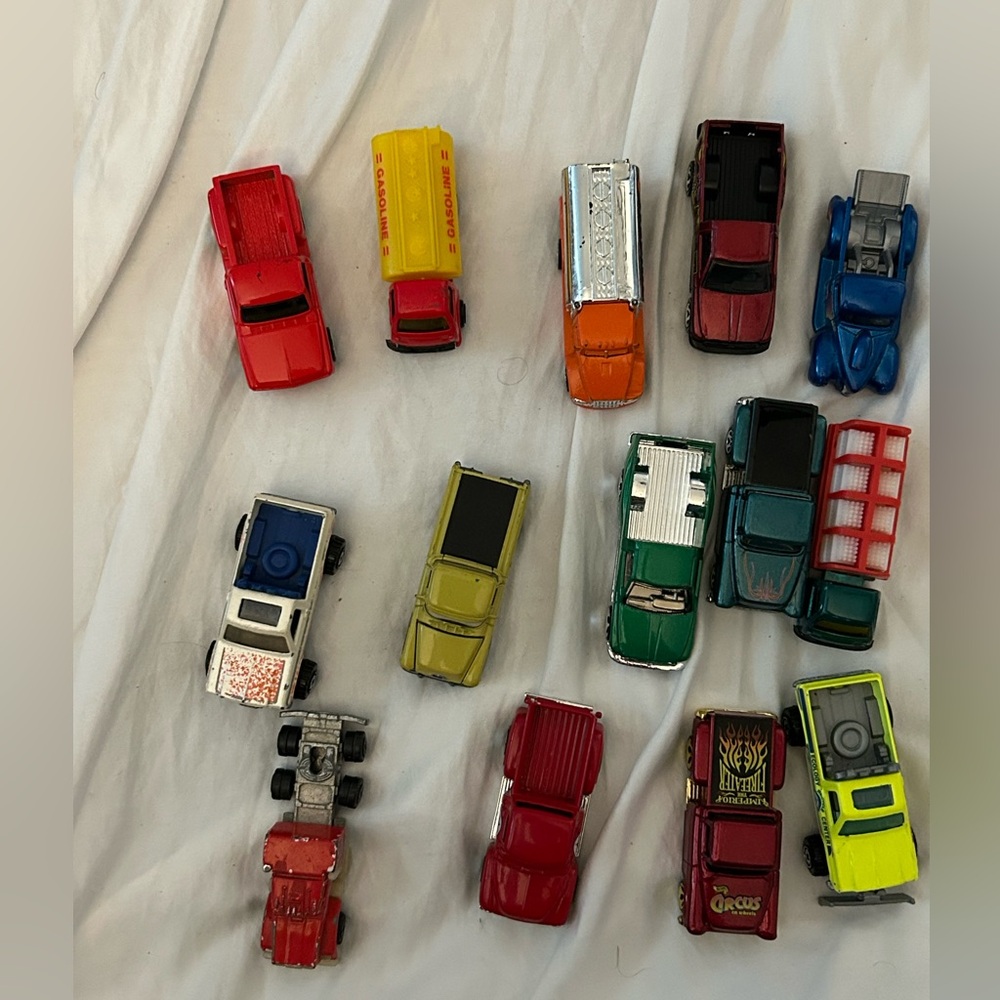 Lot of 14 trucks